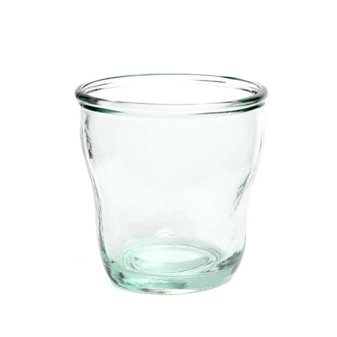 Glas 'Tching' van gerecycled glas in voorkantzicht, transparant en handgemaakt, perfect voor boho wabi-sabi interieur