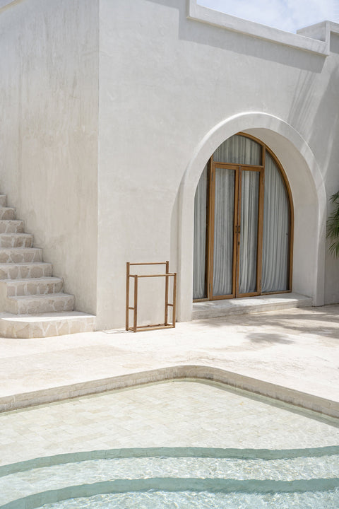 Handdoekhanger Rustic als poolhouse accessoire aan rand van zwembad in boho sfeer