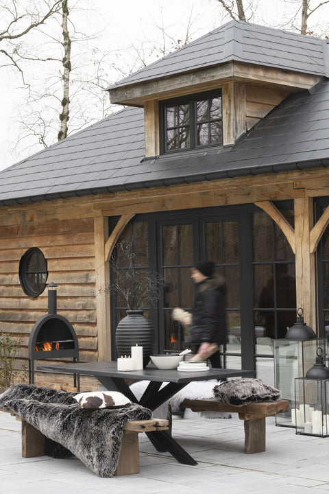 J-Line bank Rough van hout, buiten gestyled aan tafel in winterse setting.