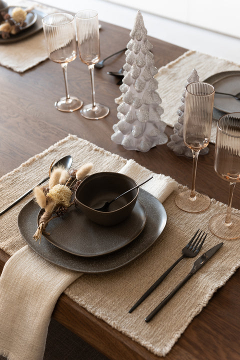 J-Line bestek Matt Black gebruikt op aangeklede kersttafel met natuurlijke decoratie in boho stijl.
