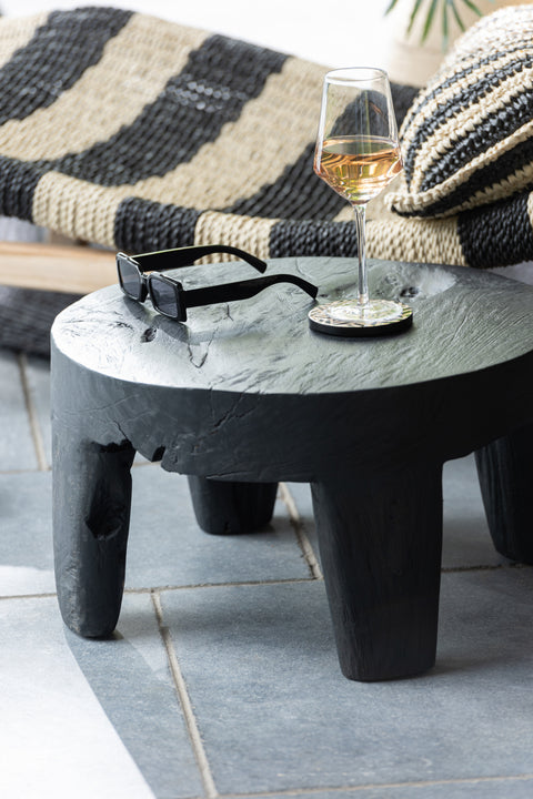 J-Line bijzettafels Negro met zonnebril en glas wijn erop in interieur.