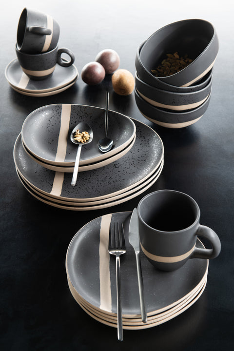 -Line Ceramic servies set met zwart keramiek bord, kom en tas met taupe details, gestyled op natuurlijke tafel
