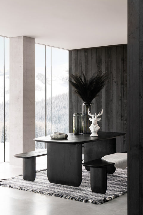 Zwarte J-Line eettafel Acacia in modern zwart interieur met stijlvolle aankleding.