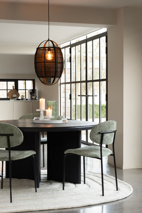 J-Line eettafel Negro gecombineerd met groene stoelen in eigentijds interieur.