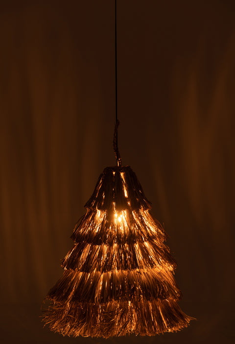 J-Line hanglamp Layers brandend in het donker, met warm licht en schaduweffect.
