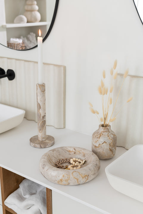 J-Line Marble Beige kom small met marmeren kandelaar en vaas in witte/beige badkamer