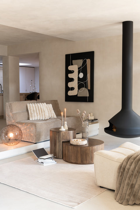 J-Line kom Marble Beige small op donker houten salontafel in sfeervol interieur