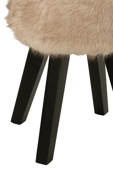 Detail van de houten poten van het J-Line krukje Fur in beige.