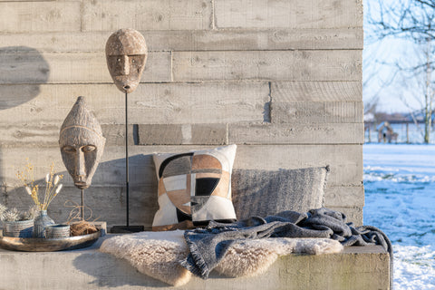 Interieurbeeld van J-Line kussen 'Ethnic' in combinatie met andere kussens en decoratie