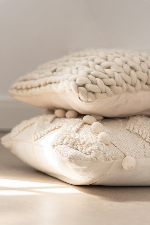 J-Line Kussen Knitted Square gecombineerd met andere sierkussens – neutrale tinten