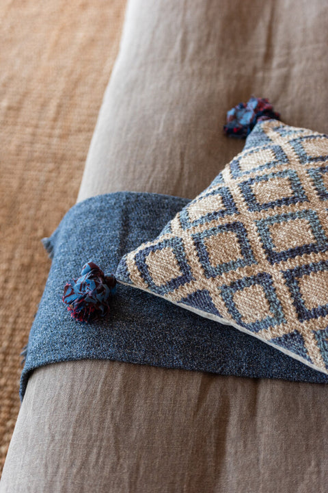 Detail van J-Line Lozenge kussen op beige zetel met textuur