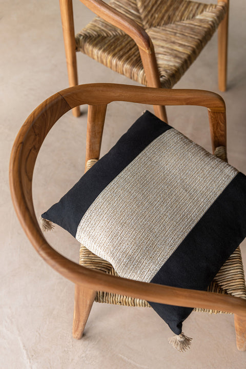 J-Line kussen Nero gestyled op een houten stoel in een boho interieur.
