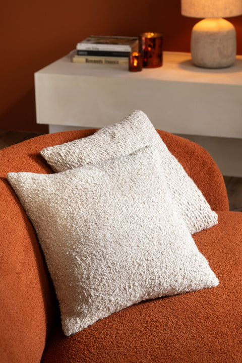 J-Line Set van 2 Kussens Weaving – beige sierkussens close-up in oranje zetel
