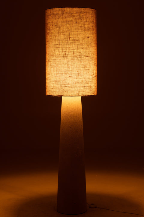 J-Line Lamp Ava Large – witte vloerlamp brandend in donker interieur