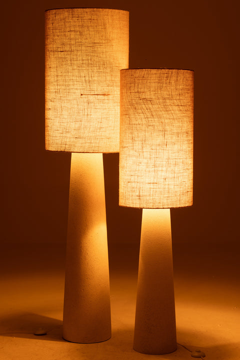 J-Line Lamp Ava Large en Small – vloerlampen brandend in donker interieur