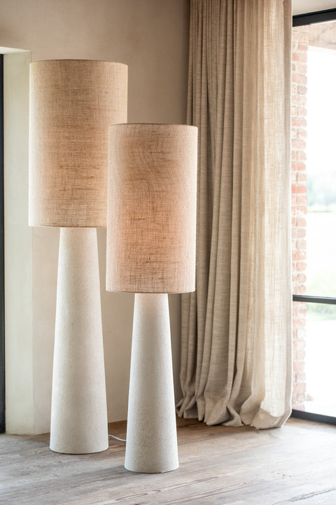 J-Line Lamp Ava Large en Small – witte vloerlampen in interieur met beige gordijnen naast raam
