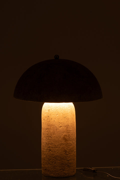 Brandende J-Line Mushroom lamp in beige, sfeervol licht in donker.