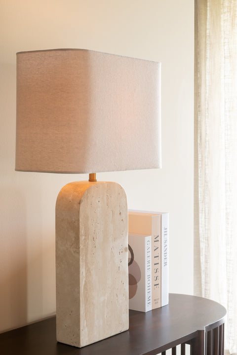 J-Line Travertin Beige lamp op console tegen beige muur.
