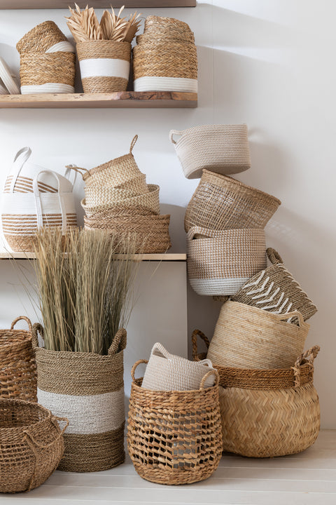 J-Line Manden Water Hyacinth in interieur met rotan manden