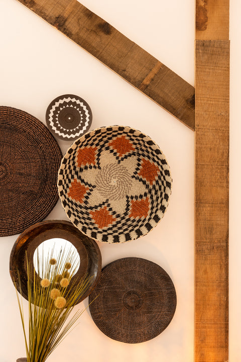 J-Line spiegel Bowl gecombineerd met rotan en houten muurdecoratie.