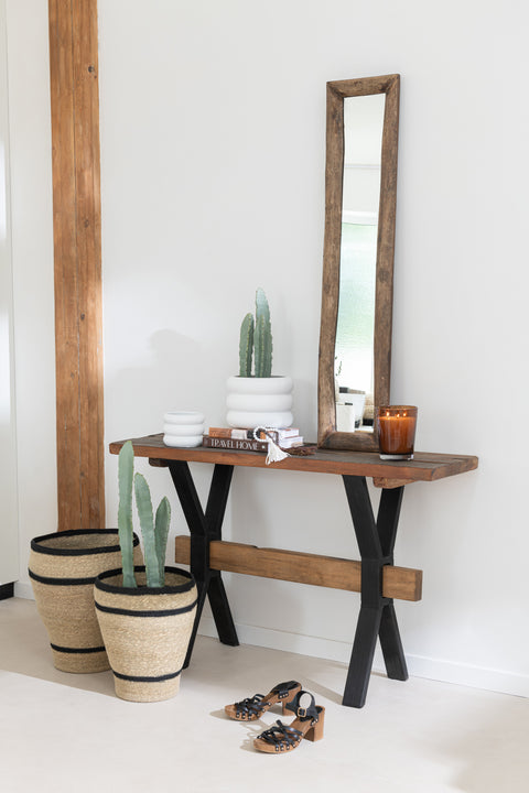 J-Line Spiegel 'Rectangle' gestyled op houten tafel in aangekleed interieur