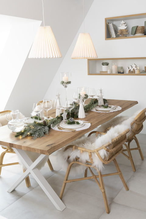 J-Line Stoel Anna – rotan stoelen aan houten tafel met witte poten en vachtjes