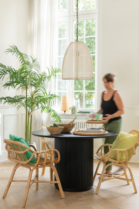 J-Line Stoel Anna – rotan stoelen aan zwarte tafel met gekleurde kussens