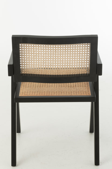 Achterzijde van de J-Line stoel Grid Black met houten frame en rotan details.