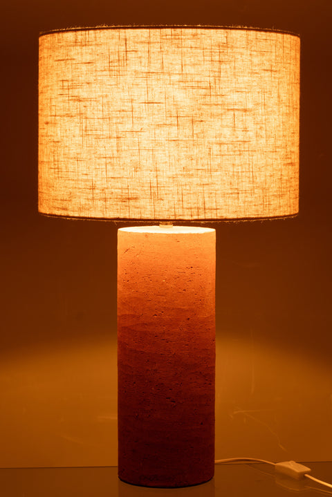 J-Line tafellamp in het donker met zacht, warm licht – roestkleurige terracotta voet en beige kap