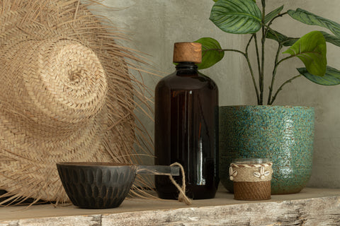 Theelichthouder Shells van J-Line op schapje met andere decoratieve items