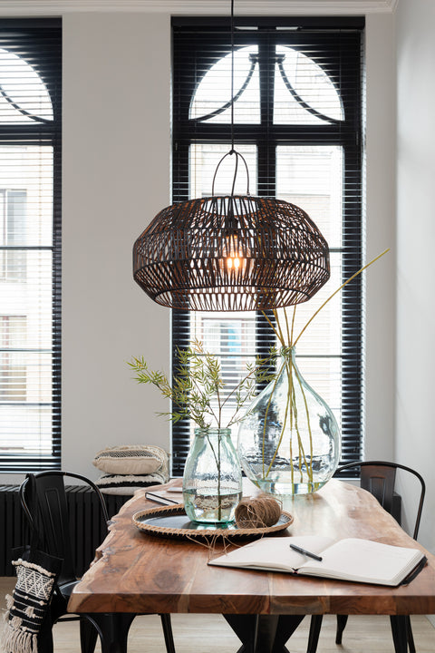 J-Line Vaas High – glazen transparante vaas op tafel met interieur in zwarte accenten