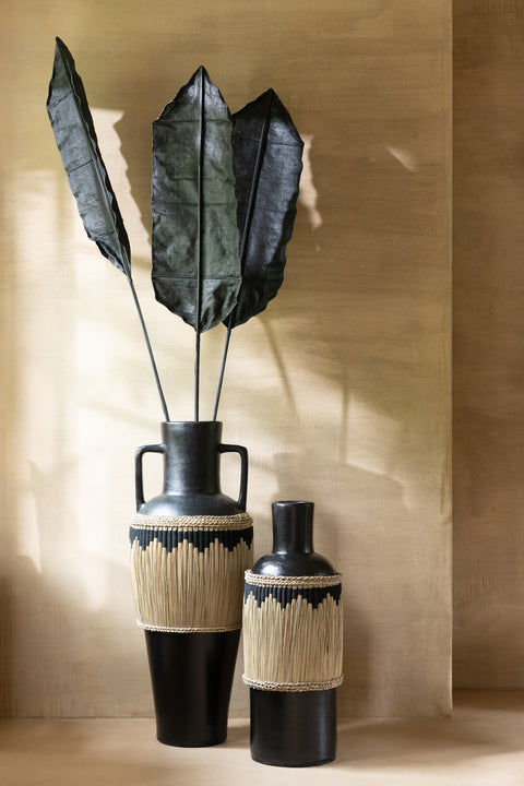 J-Line vaas Pattern in zwart en naturel, gestyled tegen beige muur met andere vaas.