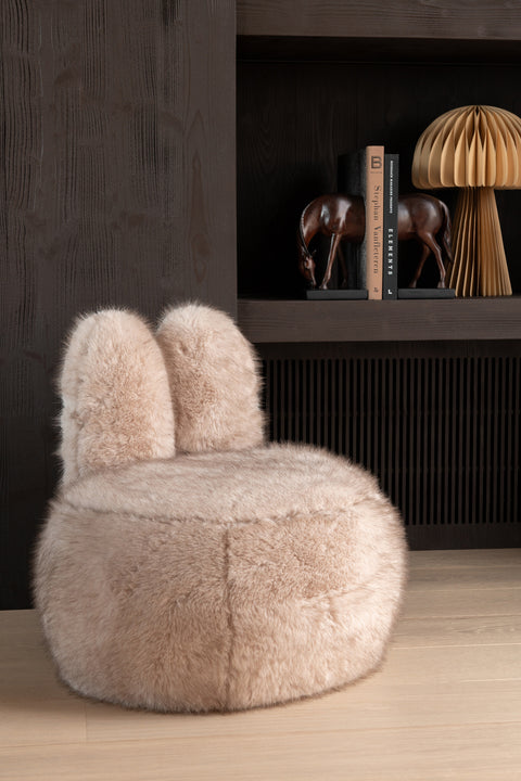 J-Line Bunny zetel in beige fur in een warm donkerbruin interieur met veel hout