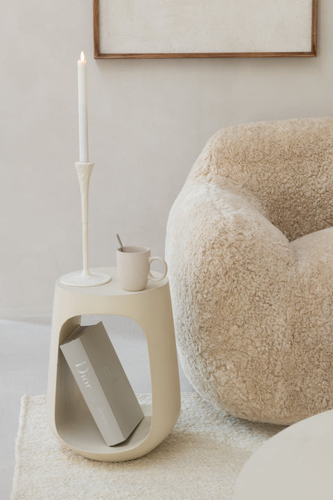 J-Line Bijzettafel Mango Beige – stijlvolle houten bijzettafel in modern wit interieur met zetel