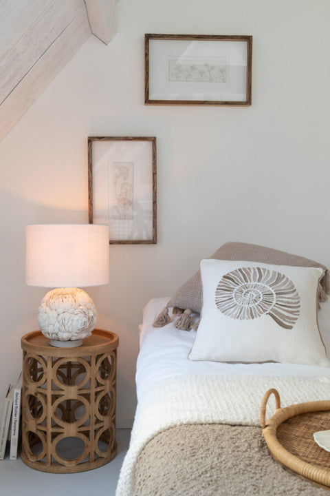 J-Line bijzettafel ‘Wood’ gestyled als nachtkastje naast een bed – natuurlijke boho sfeer in slaapkamer