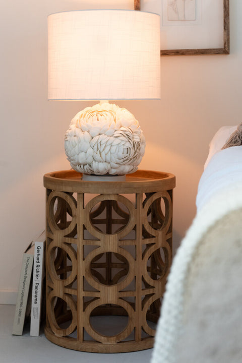 Detail van bijzettafel ‘Wood’ gebruikt als nachttafel – gestyled met vaas en decoratie in serene slaapkamer