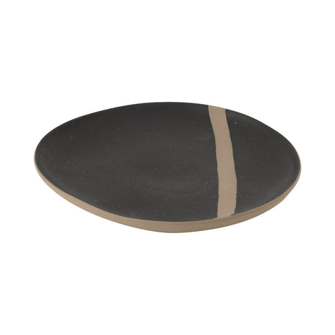 J-Line Ceramic large bord in zwart en taupe keramiek, schuine hoek met zicht op glanzende afwerking en subtiele taupe streep.