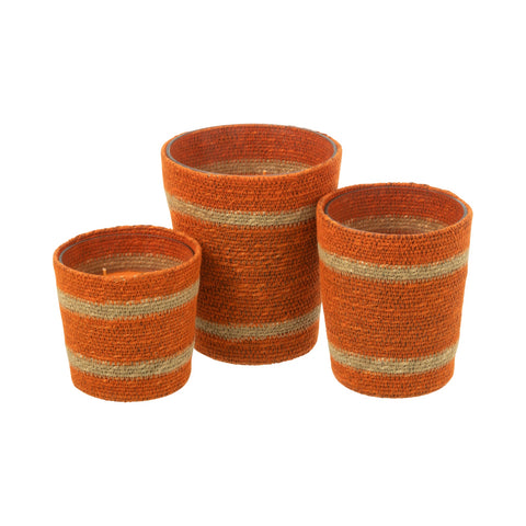 Set van drie ‘Rotan Orange’ geurkaarsen van J-Line in verschillende maten op houten oppervlak