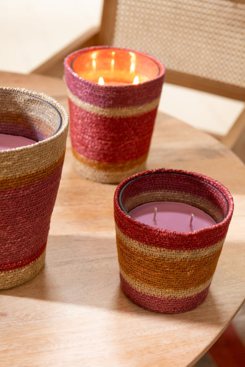 J-Line geurkaarsen 'Rotan Burgundy' in verschillende formaten gestyled op een houten tafel in sfeervol interieu