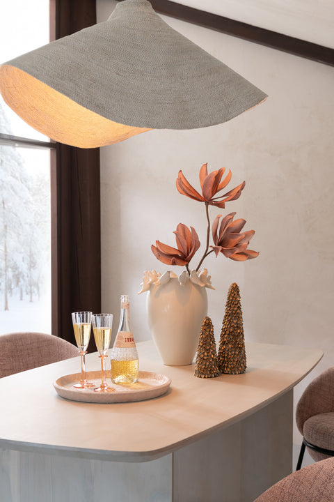 J-Line Hanglamp Cone White – witte kegelvormige zeegraslamp boven eettafel