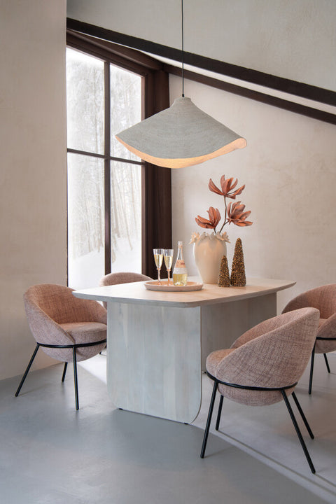 J-Line Hanglamp Cone White – sfeervolle hanglamp in wit boven houten tafel