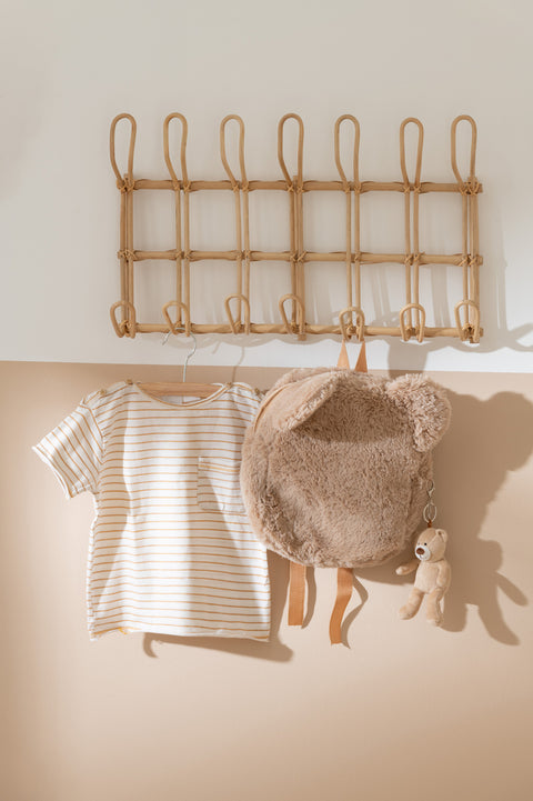 J-Line Kapstok 'Ellen' tegen beige muur met kindert-shirt en berenrugzakje