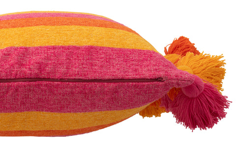 Detail van J-Line kussen ‘Colorful Stripes’ – geweven textuur met kleurrijke strepen in oranje, geel en roze, met fijne afwerking