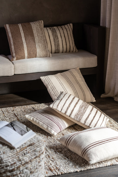 J-Line Kussen Rectangle Striped – rechthoekig kussen in beige en bruin in natuurlijk interieur