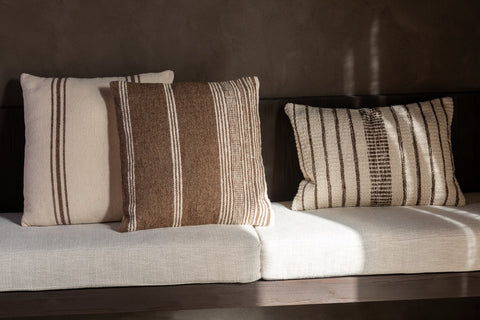 J-Line Kussen Striped – bruin kussen met beige strepen gecombineerd met kussens in bruintinten