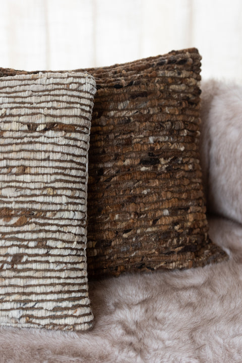 J-Line Kussen Woven – bruin kussen met kleurnuances, gecombineerd met kussens in bruintinten
