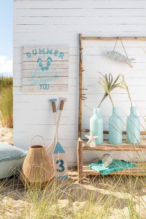 Lantaarn Dantya van J-Line gestyled bij een strandcabine in de duinen – bohemian sfeer met natuurlijke decoratie