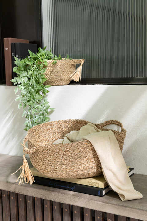 Rotan mandenset 'Round' van J-Line, gecombineerd met plaid en plant in boho interieur