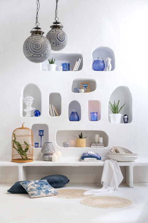 J-Line Mat 'Tassel' in wit interieur gecombineerd met blauwe accessoires