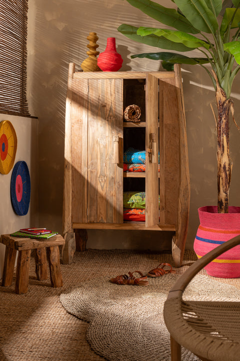 Wanddecoratie ‘Circles’ van J-Line gestyled met kast met kleurrijke accessoires – warme, natuurlijke boho look